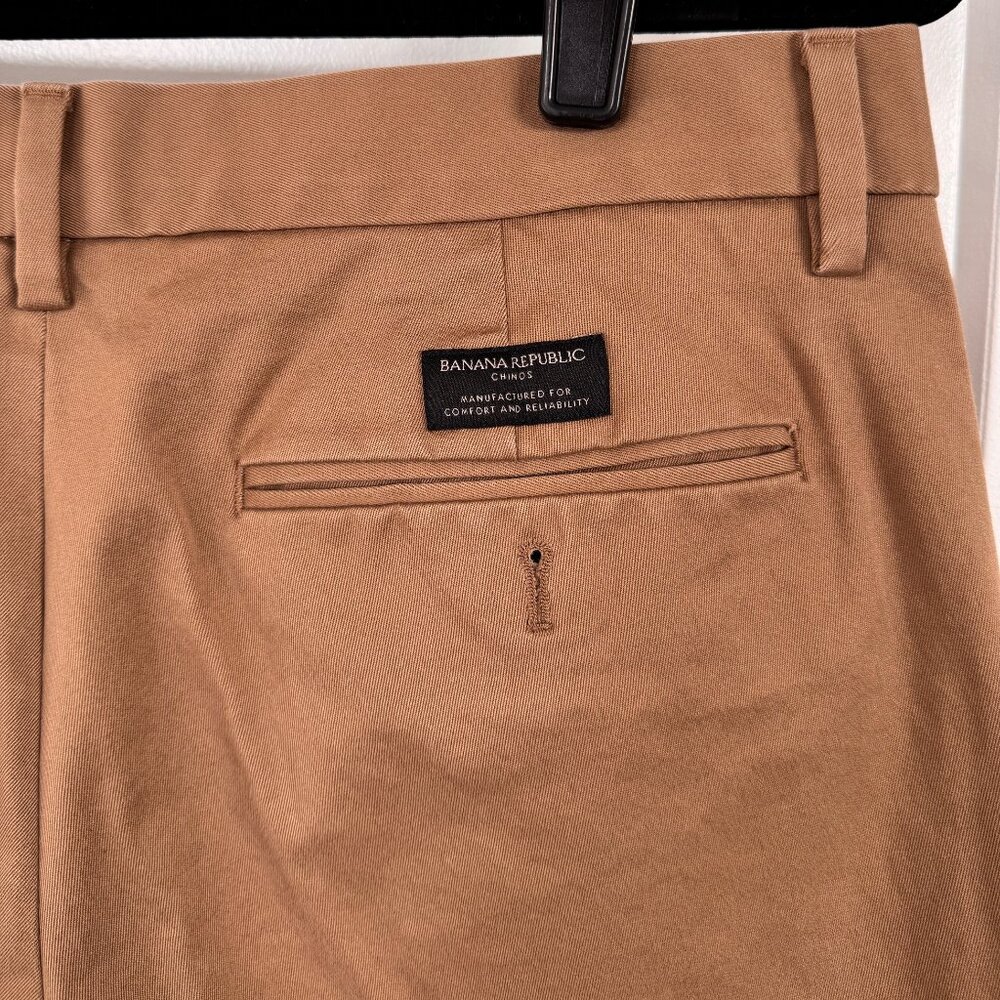 Banana Republic Men's Tapered-fit Chino trousers W 33x L 32, Khaki